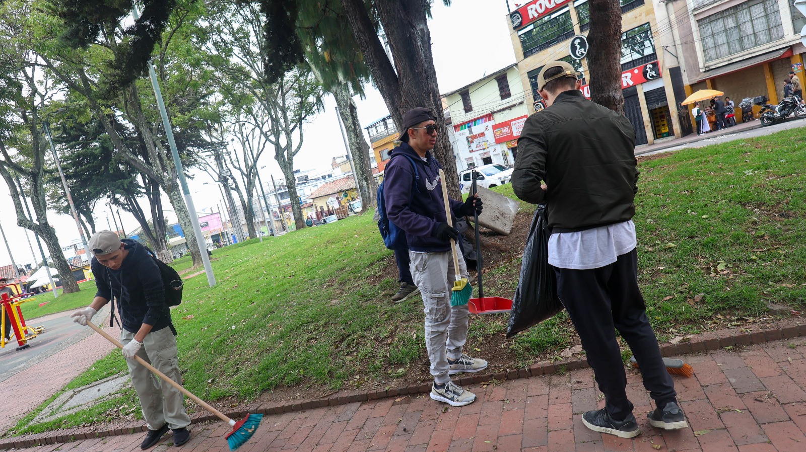 Ciudadanos saldaron comparendos por convivencia con jornada de recuperación del parque de Las Cruces, en Santa Fe