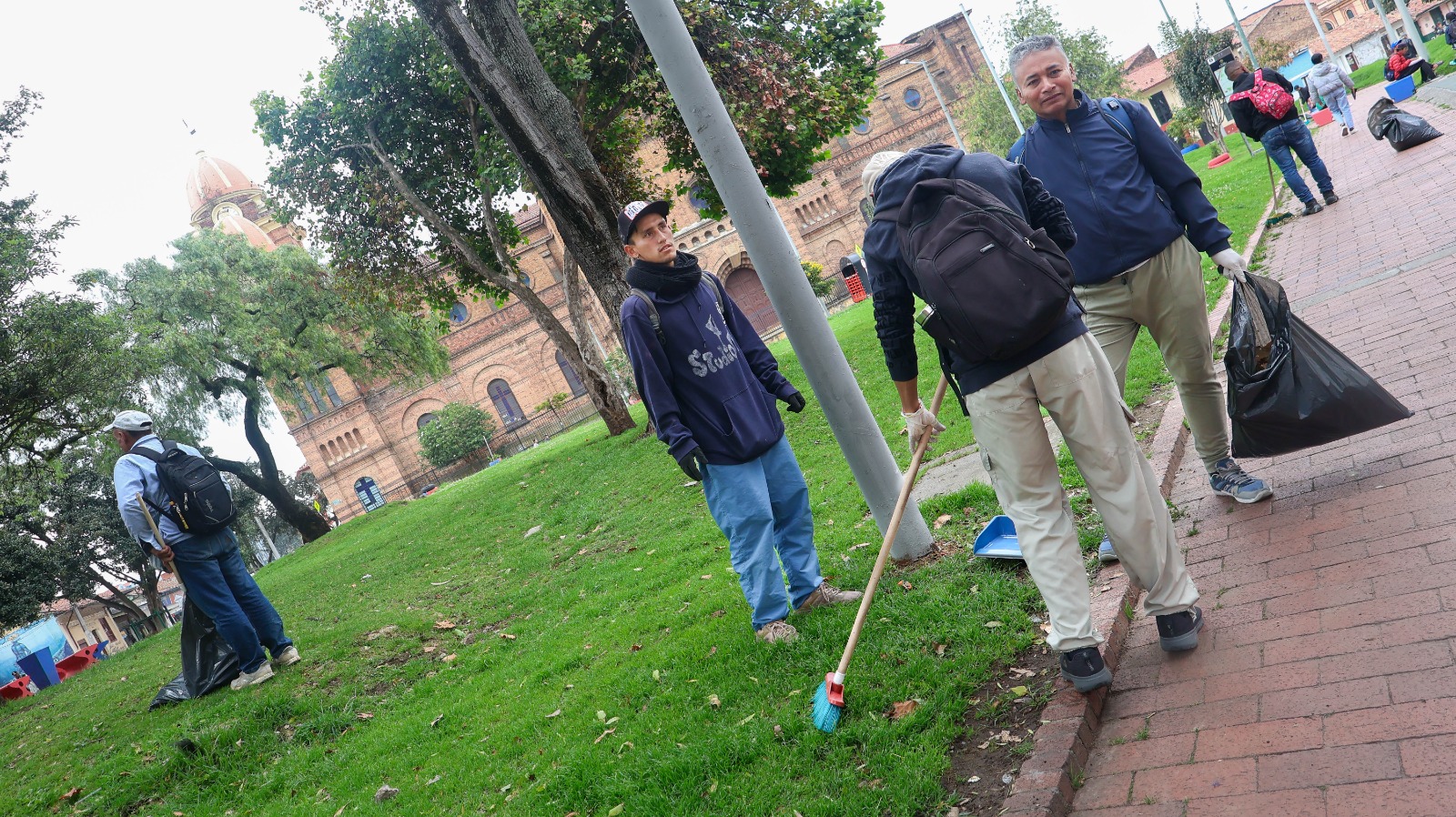 Ciudadanos saldaron comparendos por convivencia con jornada de recuperación del parque de Las Cruces, en Santa Fe
