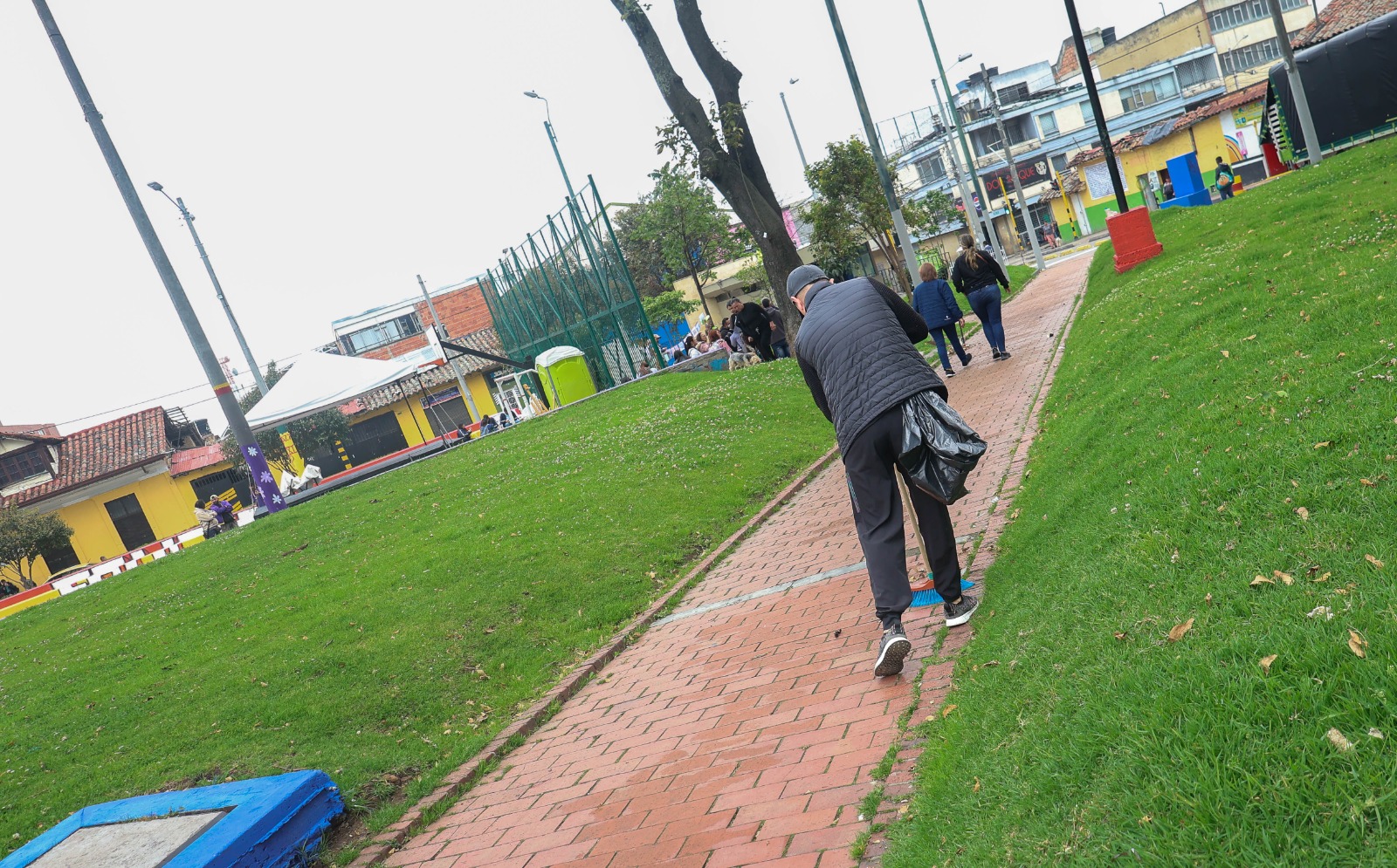 Ciudadanos saldaron comparendos por convivencia con jornada de recuperación del parque de Las Cruces, en Santa Fe