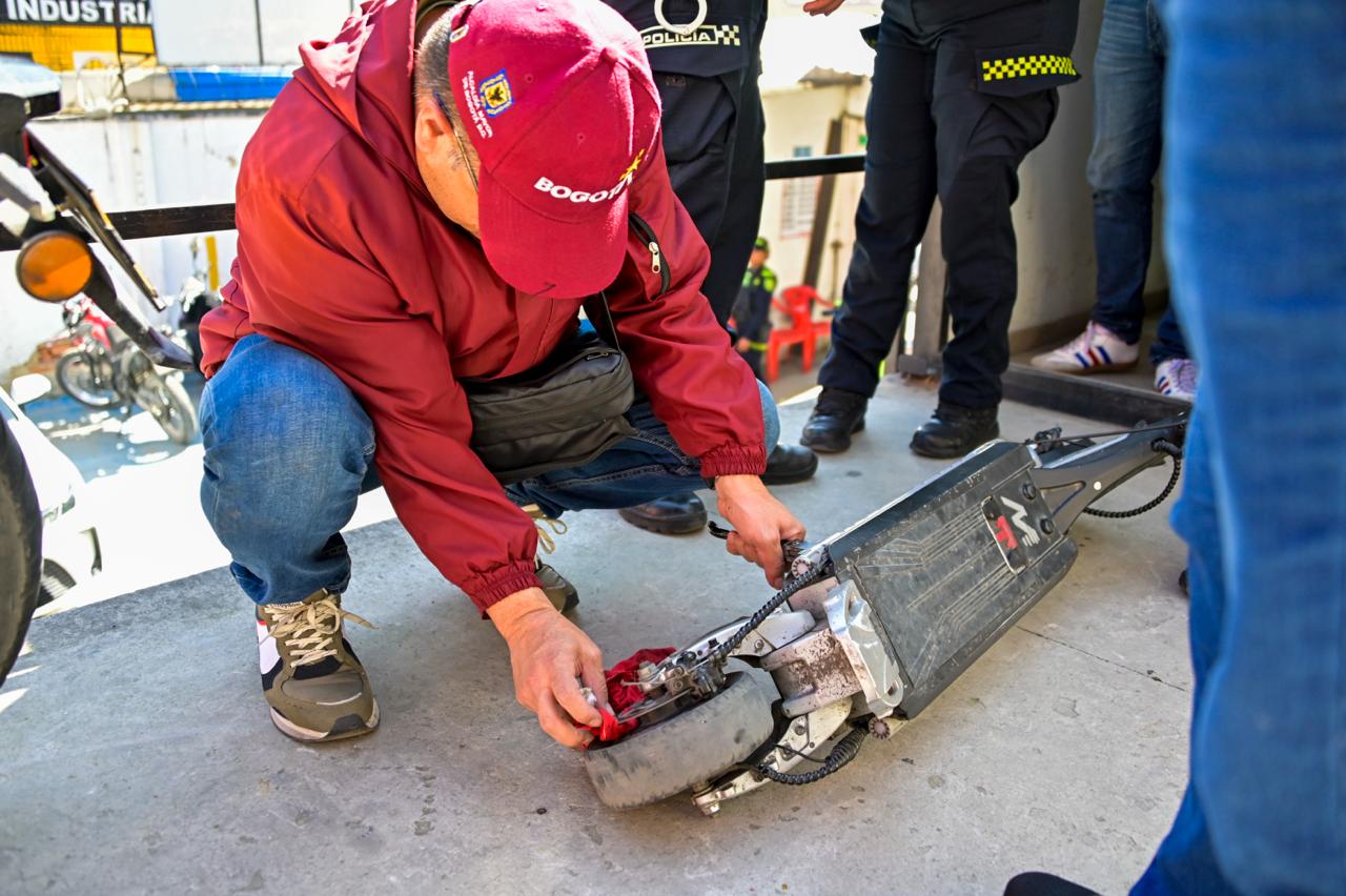 Funcionario de la alcaldía revisando patinetas