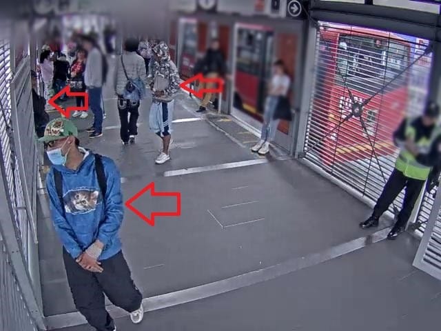 La Policía Metropolitana de Bogotá, a través del Grupo de Transporte Masivo TransMilenio, logró la captura de tres personas en la estación Nariño por el delito de hurto.  Mediante voces de auxilio, varias personas informaron a los uniformados que un grupo de presuntos delincuentes, bajo la modalidad de 'cosquilleo', habría sustraído varios celulares dentro de un articulado.  De manera inmediata, las patrullas ubicaron a los sospechosos y emprendieron la persecución. Al ser interceptados, los hombres agredieron a los uniformados con armas cortopunzantes, por lo que, con el apoyo de otras unidades policiales y de la comunidad, fueron detenidos.  Los capturados fueron puestos a disposición de la autoridad competente donde un juez de la República les dictó medida de aseguramiento en centro carcelario debido a su reincidencia.  Es de anotar que estas personas presentan anotaciones por los delitos de hurto calificado y lesiones personales; además, uno de ellos había estado en prisión por estos mismos delitos.   En lo corrido del año 2025 se ha realizado la captura de 1.935 personas por diferentes delitos, así como la desarticulación de 59 grupos de delincuencia común organizada y la incautación de seis armas de fuego.  La Secretaría Distrital de Seguridad reitera el llamado a la ciudadanía de alertar a la Línea 123 cualquier hecho delictivo que requiera atención inmediata.