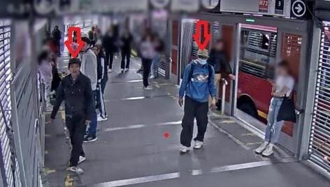 La Policía Metropolitana de Bogotá, a través del Grupo de Transporte Masivo TransMilenio, logró la captura de tres personas en la estación Nariño por el delito de hurto.  Mediante voces de auxilio, varias personas informaron a los uniformados que un grupo de presuntos delincuentes, bajo la modalidad de 'cosquilleo', habría sustraído varios celulares dentro de un articulado.  De manera inmediata, las patrullas ubicaron a los sospechosos y emprendieron la persecución. Al ser interceptados, los hombres agredieron a los uniformados con armas cortopunzantes, por lo que, con el apoyo de otras unidades policiales y de la comunidad, fueron detenidos.  Los capturados fueron puestos a disposición de la autoridad competente donde un juez de la República les dictó medida de aseguramiento en centro carcelario debido a su reincidencia.  Es de anotar que estas personas presentan anotaciones por los delitos de hurto calificado y lesiones personales; además, uno de ellos había estado en prisión por estos mismos delitos.   En lo corrido del año 2025 se ha realizado la captura de 1.935 personas por diferentes delitos, así como la desarticulación de 59 grupos de delincuencia común organizada y la incautación de seis armas de fuego.  La Secretaría Distrital de Seguridad reitera el llamado a la ciudadanía de alertar a la Línea 123 cualquier hecho delictivo que requiera atención inmediata.