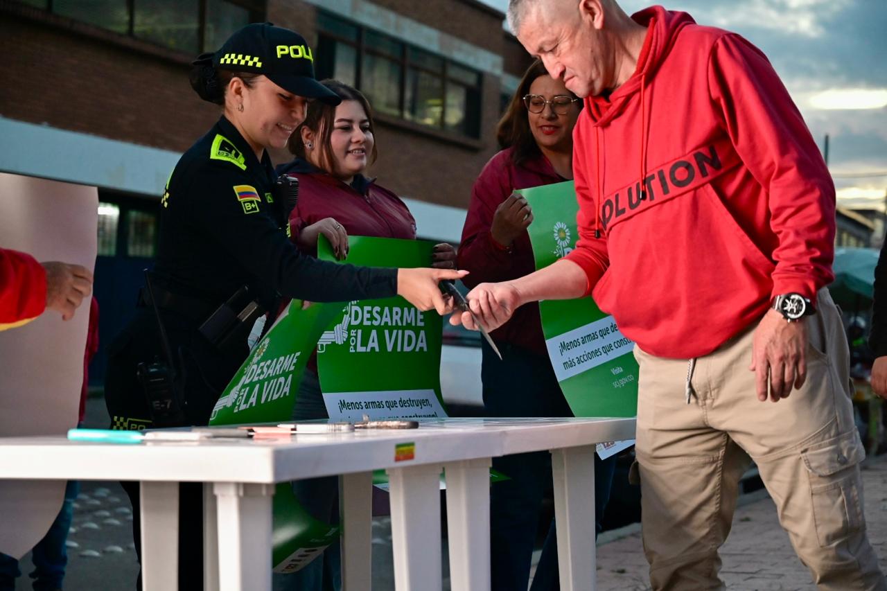 En Plan Desarme comunidad de Bosa entregó armas cortopunzantes para prevenir hechos de violencia