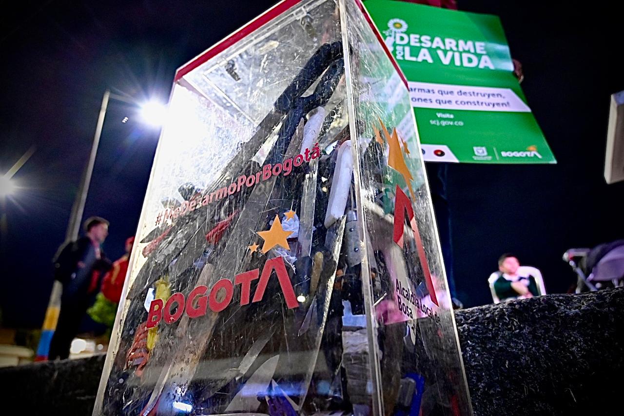 Además de la entrega voluntaria de armas, los asistentes participaron en actividades pedagógicas y recreativas, entre ellas un cine al parque organizado por la Policía Comunitaria, con el objetivo de resignificar los espacios públicos y fortalecer los lazos entre vecinos, niños, niñas y adolescentes.  Durante la jornada, la Secretaría de Seguridad presentó el afiche “Desarme por la vida”, con el mensaje: “Menos armas que destruyen, más acciones que construyen”, una invitación a reflexionar sobre la importancia de resolver los conflictos sin violencia.  La intervención se realizó en este sector tras un análisis situacional que identificó problemáticas asociadas al consumo y expendio de sustancias psicoactivas, así como riñas derivadas del consumo de alcohol, situaciones que en ocasiones escalan y pueden terminar en hechos lamentables.