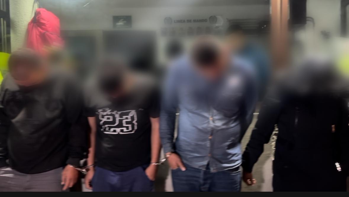 Delincuentes intentaron escapar y chocaron contra un bus de servicio público