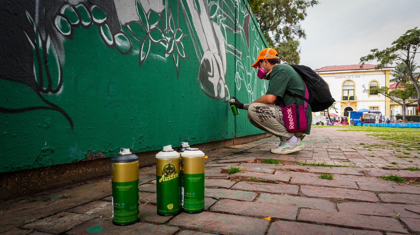 Hombre pintando un grafitti