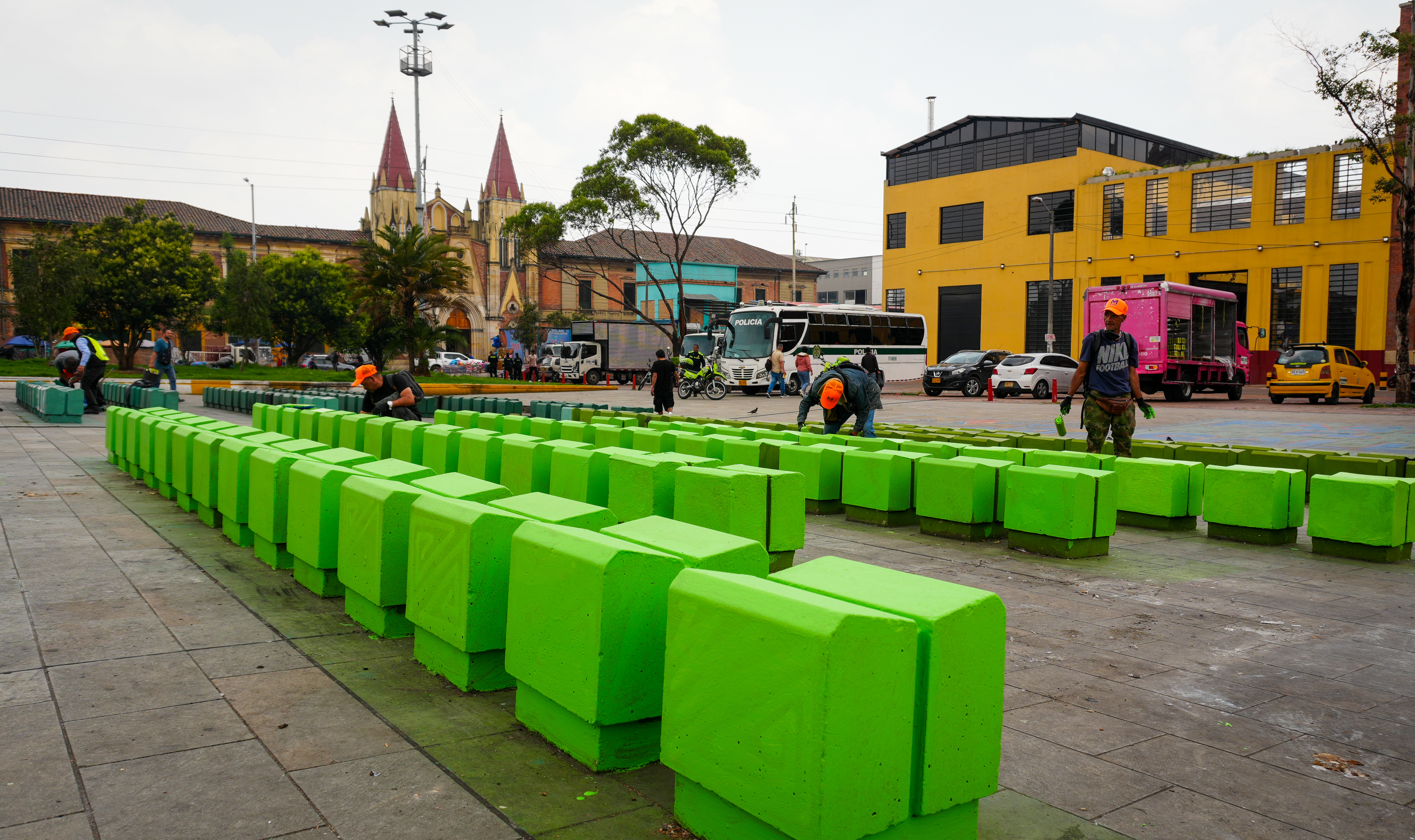 Hombres pintando unas sillas
