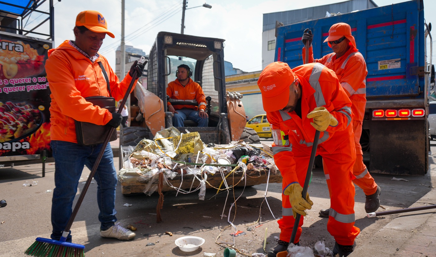 Hombres limpiando la calle