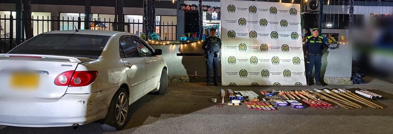 Al notar la presencia policial, el hombre intentó ocultar el material, pero fue descubierto.