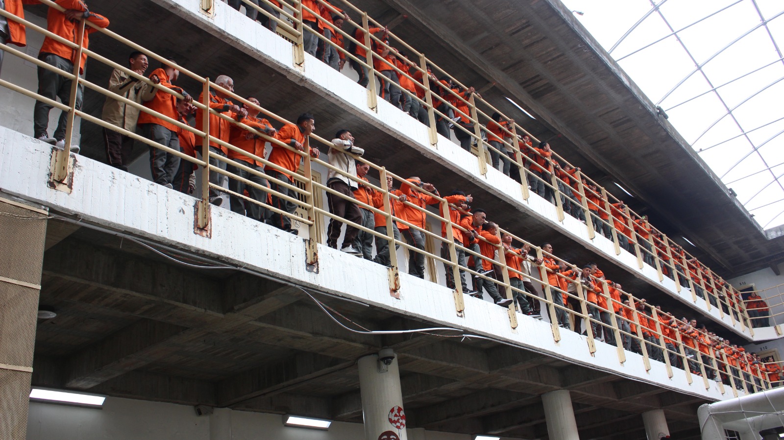 Entidades distritales reconocen el trabajo de la Secretaría de Seguridad en el suministro de alimentación a personas privadas de la libertad Hombres privados de la libertad