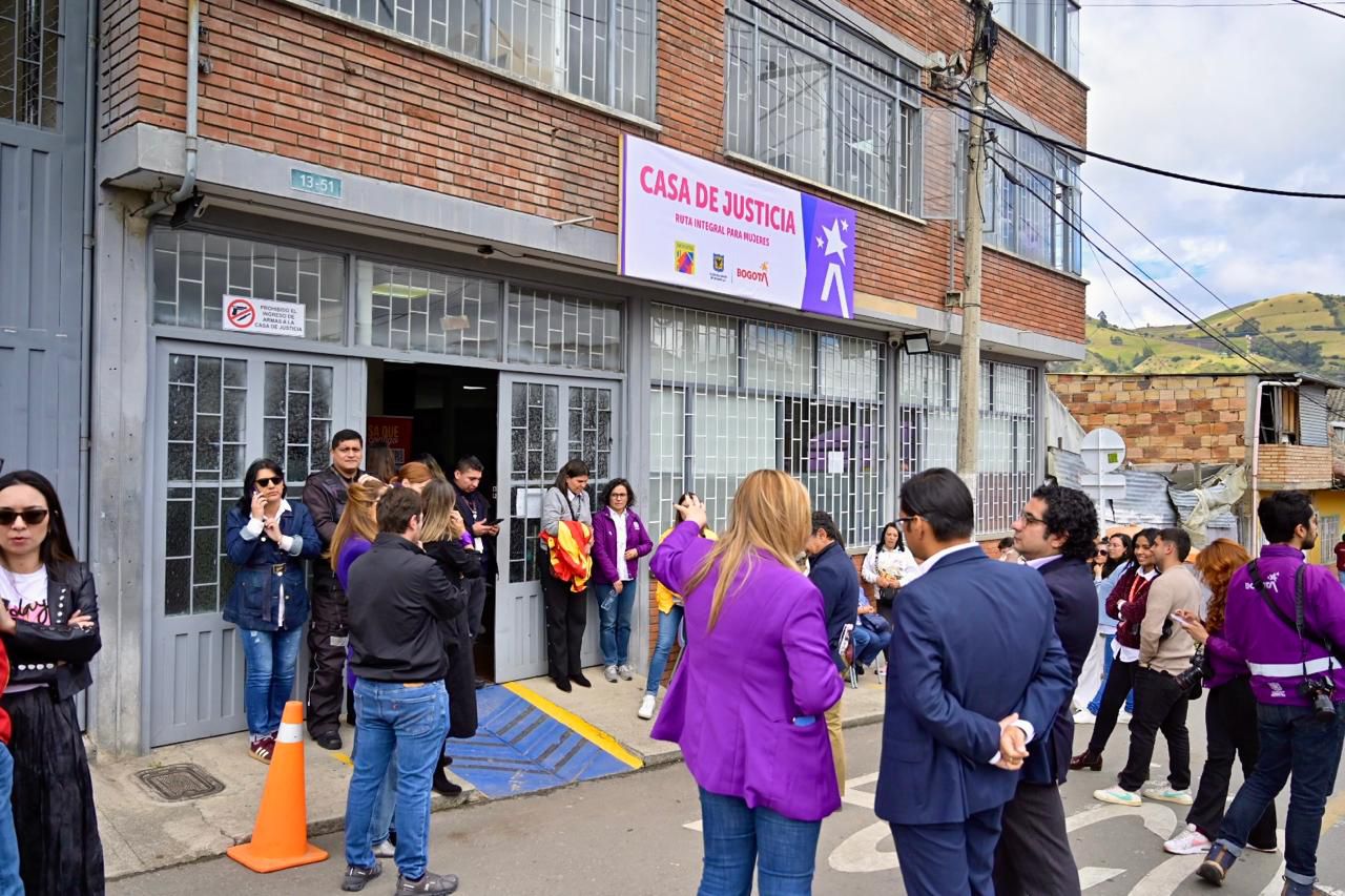 Bogotá fortalece su compromiso para prevenir la violencia contra la mujer: en el 25N, alcalde Galán entrega más puntos de atención y servicios para todas