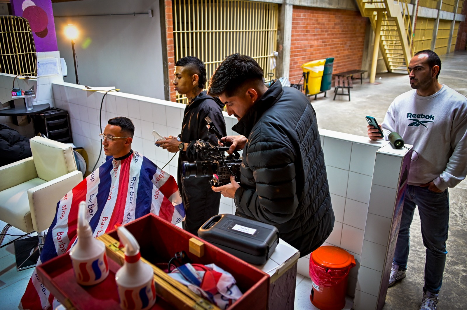 Cuatro hombres dentro de una barbería