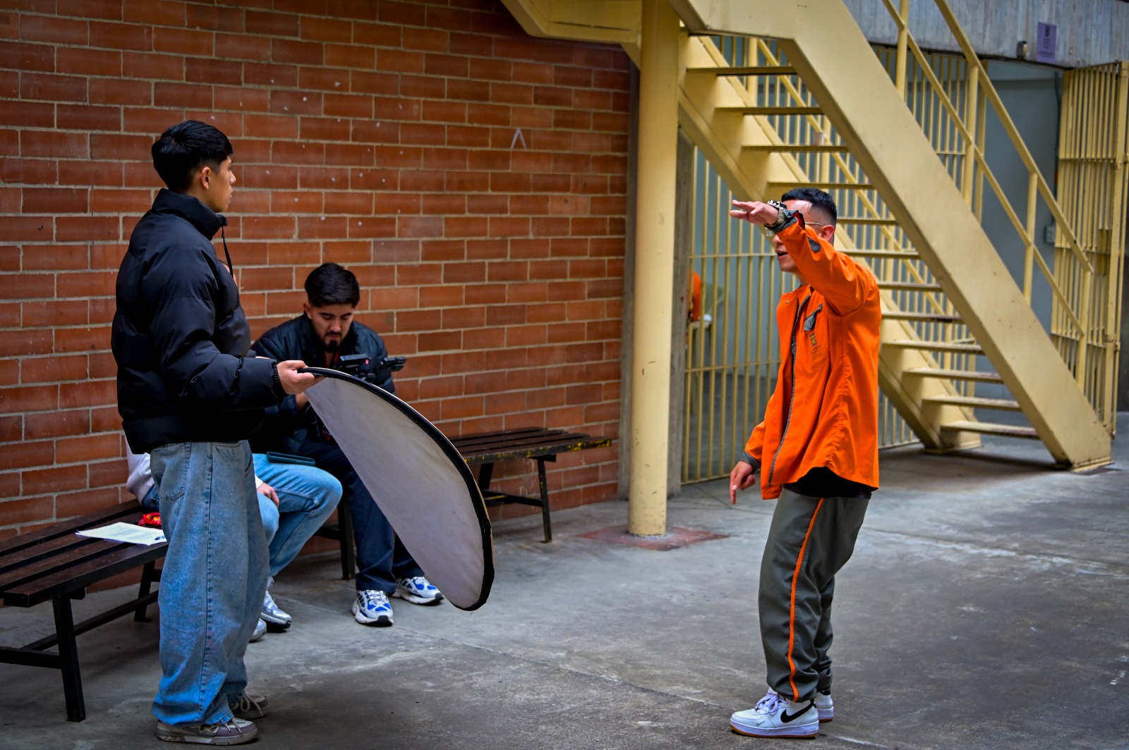 Tres hombres grabando un video