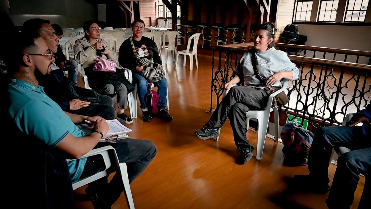 Grupo de gente escuchando a la recicladora.