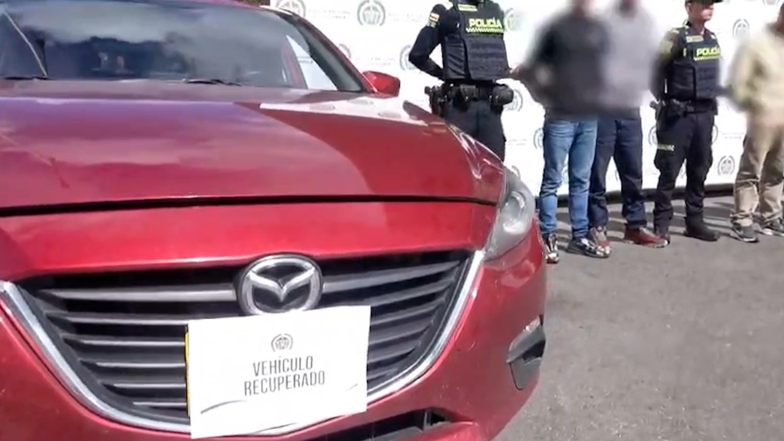 La Secretaría de Seguridad, a través del equipo de Asistencia Integral a la Denuncia (AIDE), analizó diferentes testimonios de víctimas de hurto de vehículos en Bogotá, e identificó patrones claros en la forma como actúan los delincuentes y las rutinas y percepciones que incrementan el riesgo sin que los ciudadanos lo noten.   Todo este análisis detallado del comportamiento delictivo ha sido clave para reforzar el despliegue operativo en contra de estos criminales. El trabajo conjunto de la Secretaría de Seguridad, la Policía y la Fiscalía en la capital del país ha dejado resultados importantes: en lo corrido de 2025 el hurto a automotores se ha reducido 22 % frente al 2024.   Así mismo, se han recuperado 1.020 vehículos, 1.322 motocicletas y se han capturado cerca de 500 personas por hurto de automotores.   No obstante, más allá de fortalecer los operativos con equipos especiales en Bogotá, es clave que la ciudadanía conozca cuáles son los patrones que se repiten en el hurto de vehículos y adopte las recomendaciones de las autoridades. 1.	Hurto por oportunidad: el vehículo queda estacionado y es retirado sin confrontación ¿Cómo actúan los delincuentes?   Esperan a que la víctima deje el carro o la moto en vía pública.  Manipulan chapas o sistemas básicos de seguridad.  En varios casos cuentan con un vehículo de apoyo.  Escogen sectores con iluminación deficiente, sin vigilancia y cercanos a corredores viales, lo que facilita el retiro rápido del vehículo.   ¿Por qué ocurre?  Exceso de confianza en la costumbre: “siempre lo dejo aquí”, “hay otros carros”, “es frente a mi casa”.  Percepción de que otros actores reducen el riesgo (otros vehículos, tránsito habitual, cercanía a avenidas).  Ausencia de sistemas de protección.  Algunos vecinos ven manipulaciones sospechosas y no reportan.   Recomendaciones No dejar vehículos en calles sin iluminación o con poca actividad, aunque “siempre lo haya hecho”.  Usar candados adicionales, alarmas, GPS y bloqueos electrónicos.  No entregar información ni publicar detalles del 