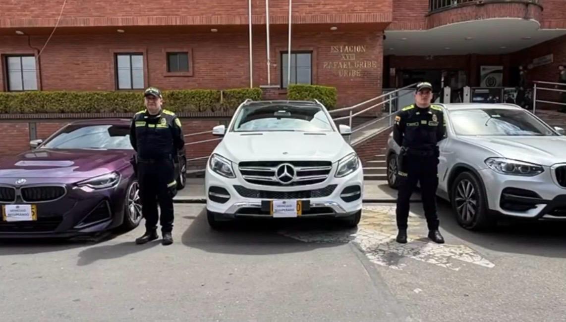 Carros recuperados junto a dos policías
