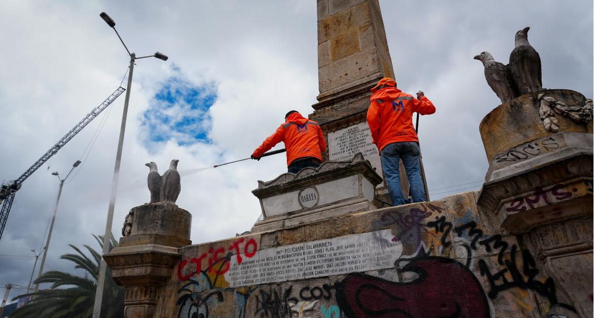 Con palas, escobas y detergente en mano: así fue la recuperación y limpieza del espacio público en el Voto Nacional