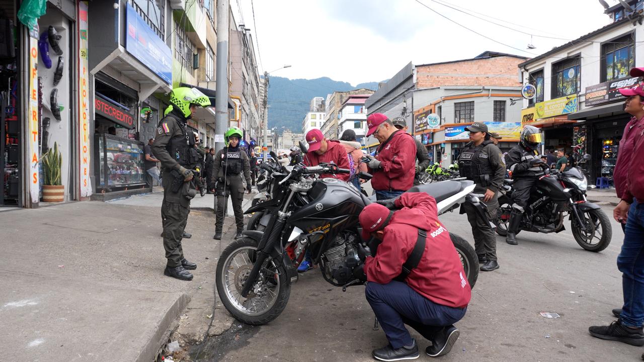 Recuperado espacio público ocupado de manera irregular por motocicletas en La Favorita Hombres y mujeres transitando por la calle