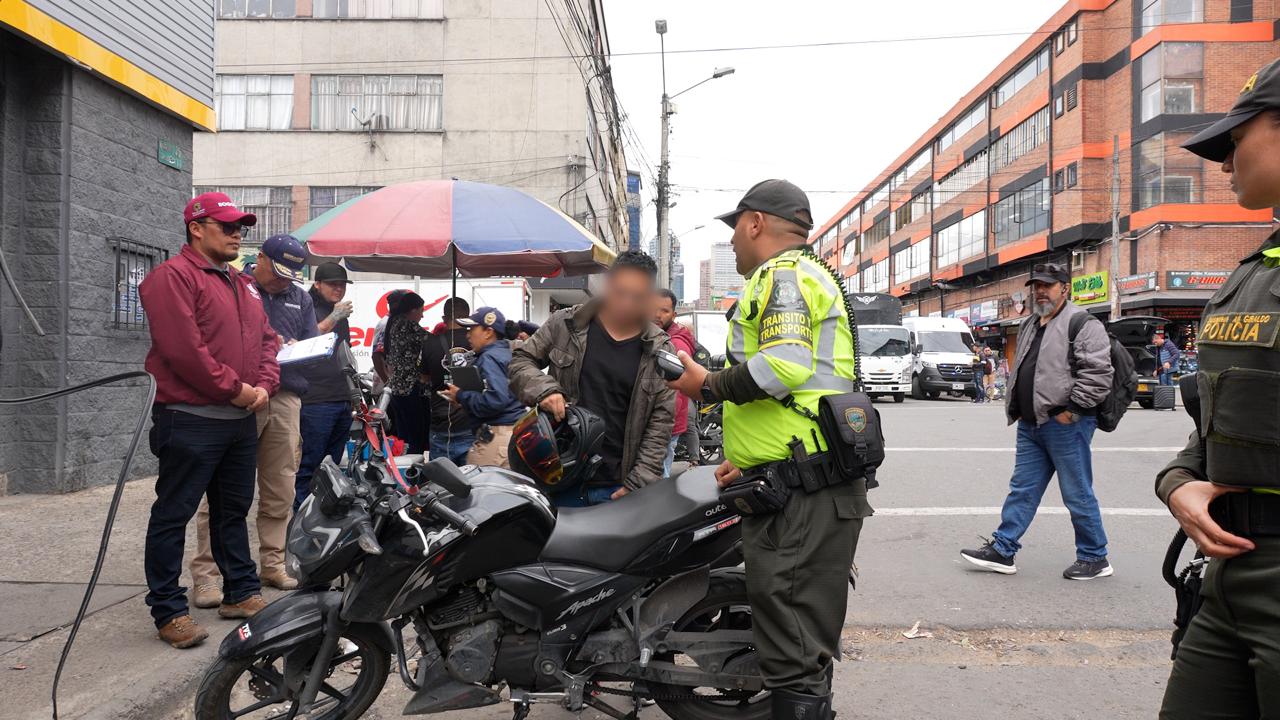 Recuperado espacio público ocupado de manera irregular por motocicletas en La Favorita Hombres en la calle con policía