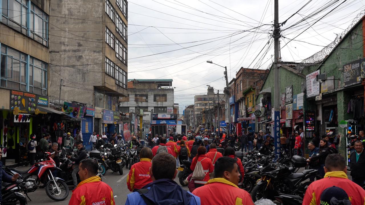 Recuperado espacio público ocupado de manera irregular por motocicletas en La Favorita Muchos hombres y mujeres en la calle