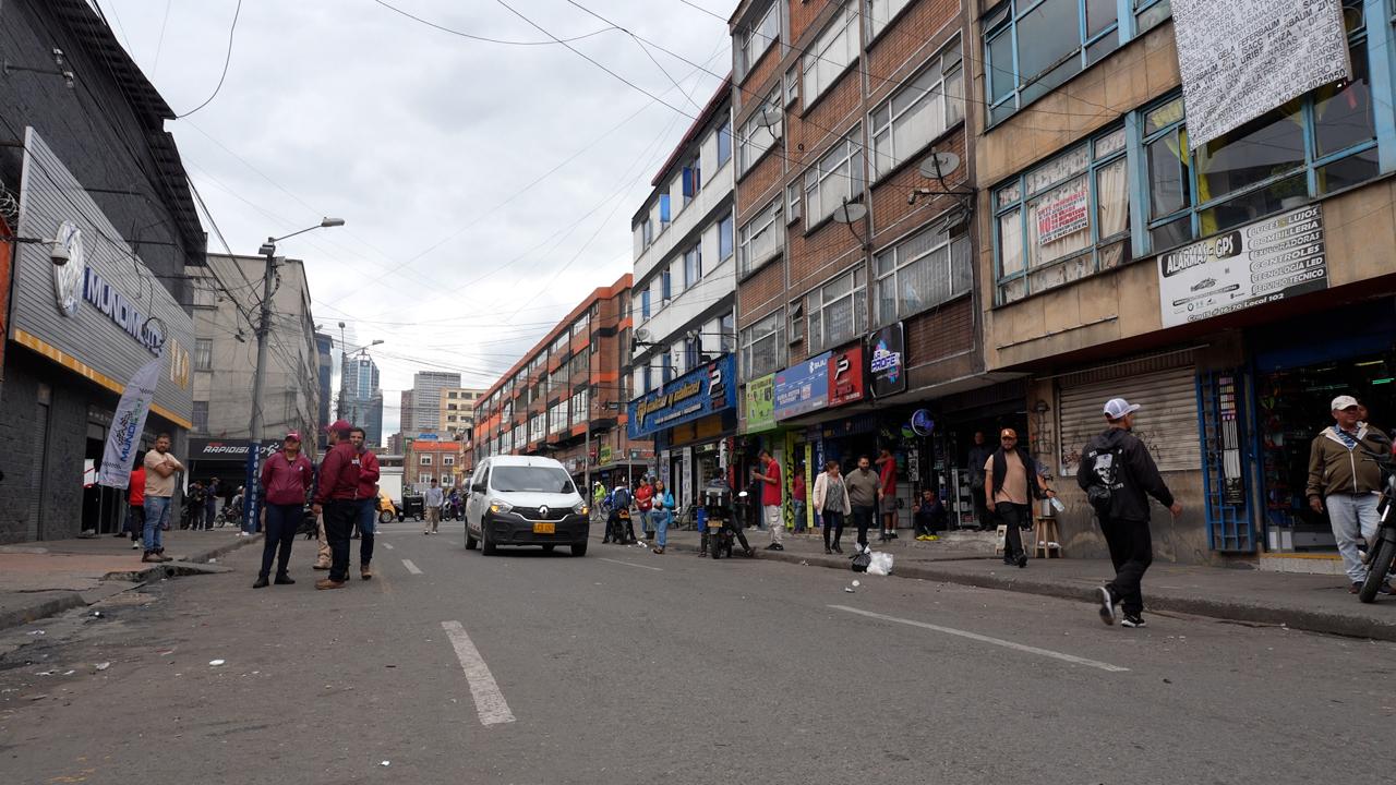 Recuperado espacio público ocupado de manera irregular por motocicletas en La Favorita Hombres y mujeres caminando por una calle