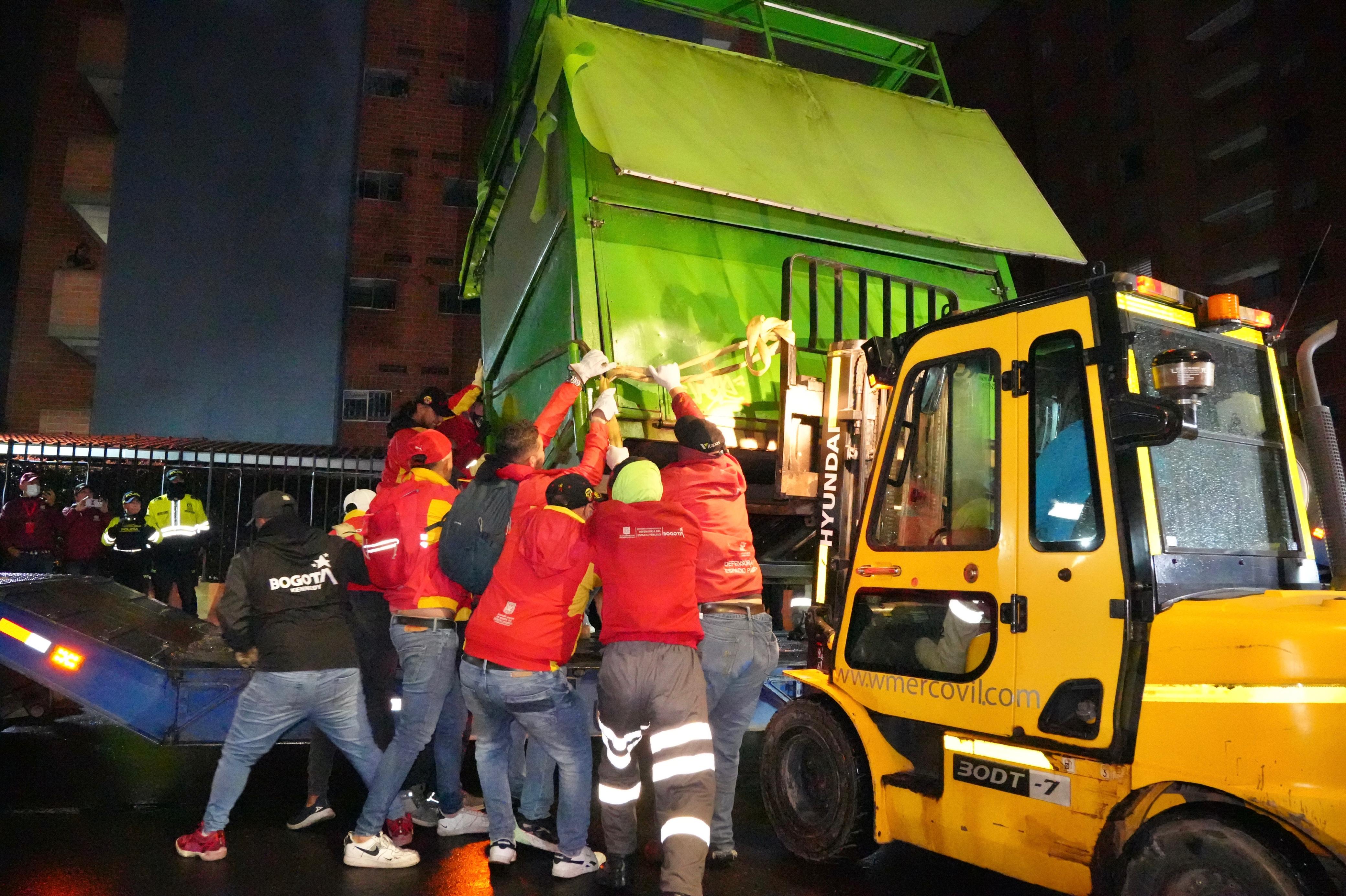 Recuperadas dos cuadras completas al retirar remolques de ventas de comida que invadían el espacio público en Tabakú, Kennedy