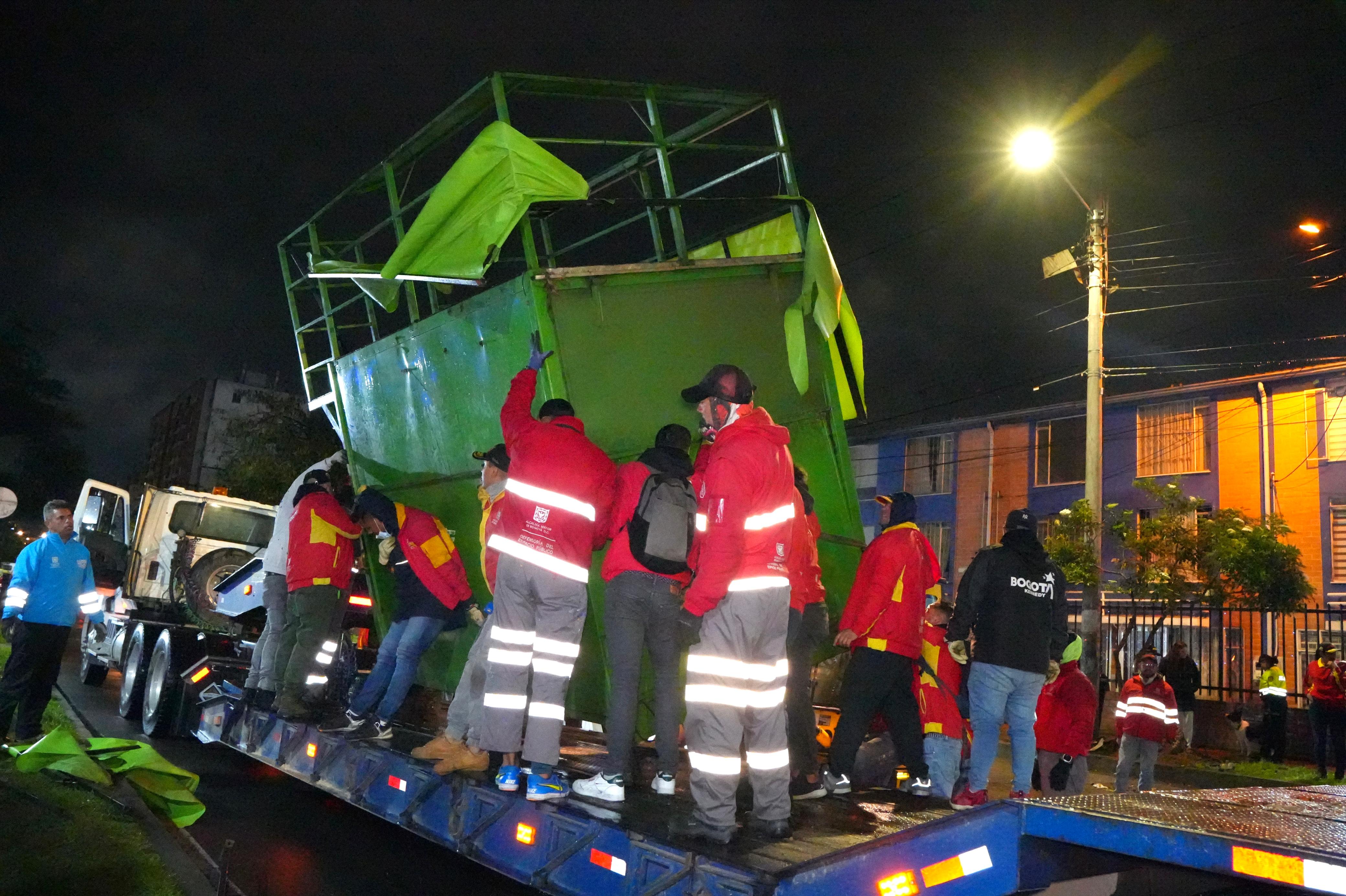 Recuperadas dos cuadras completas al retirar remolques de ventas de comida que invadían el espacio público en Tabakú, Kennedy