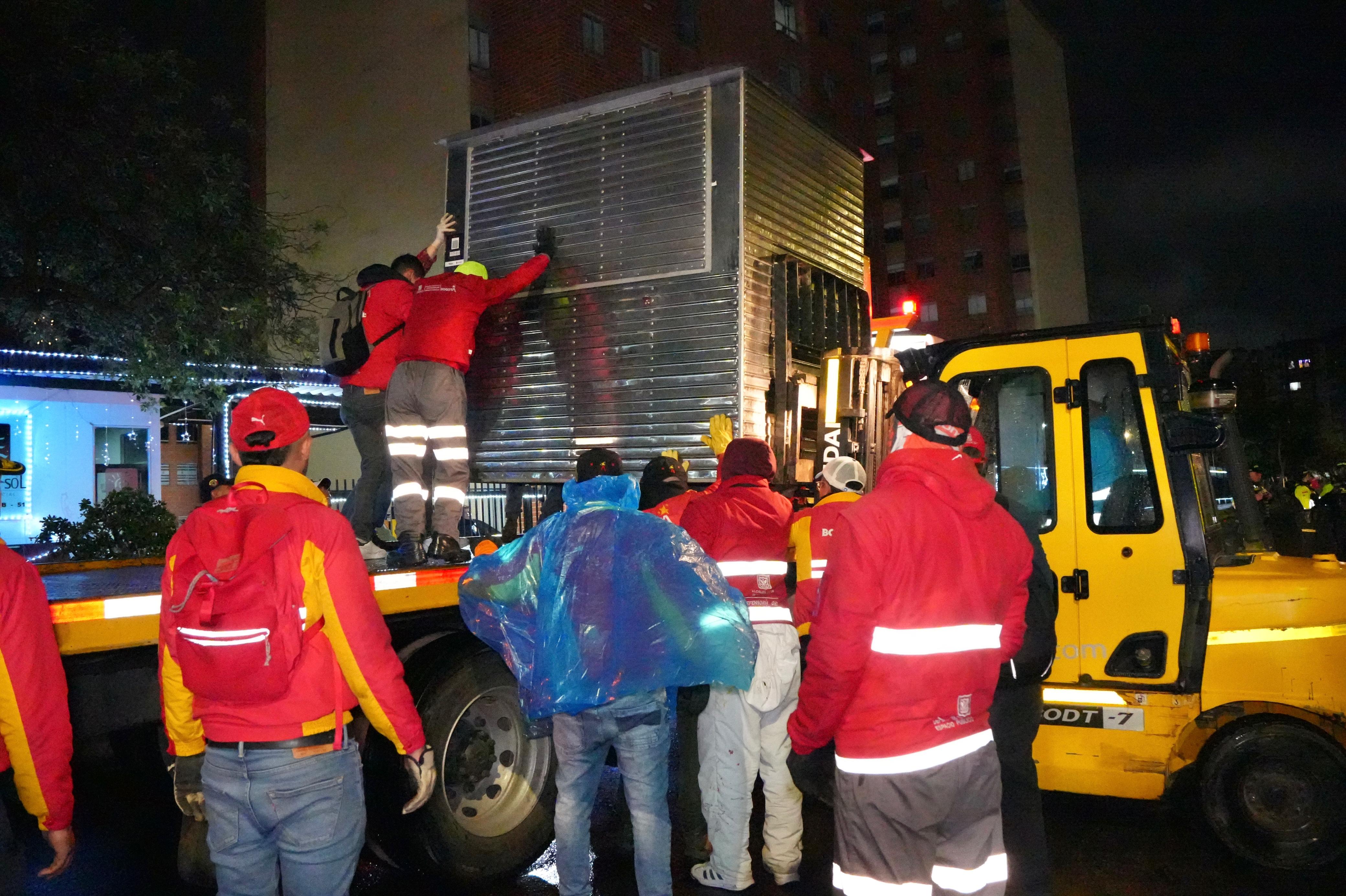 Recuperadas dos cuadras completas al retirar remolques de ventas de comida que invadían el espacio público en Tabakú, Kennedy
