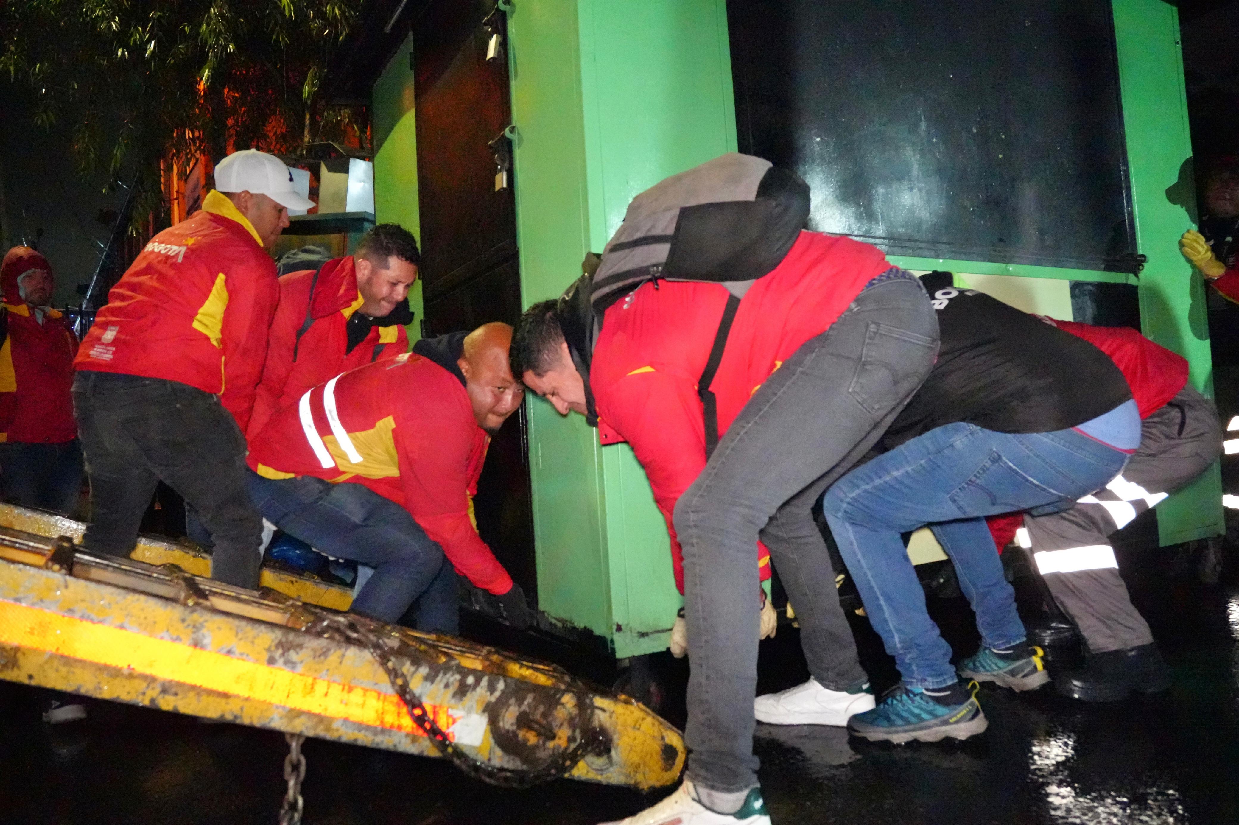 Recuperadas dos cuadras completas al retirar remolques de ventas de comida que invadían el espacio público en Tabakú, Kennedy