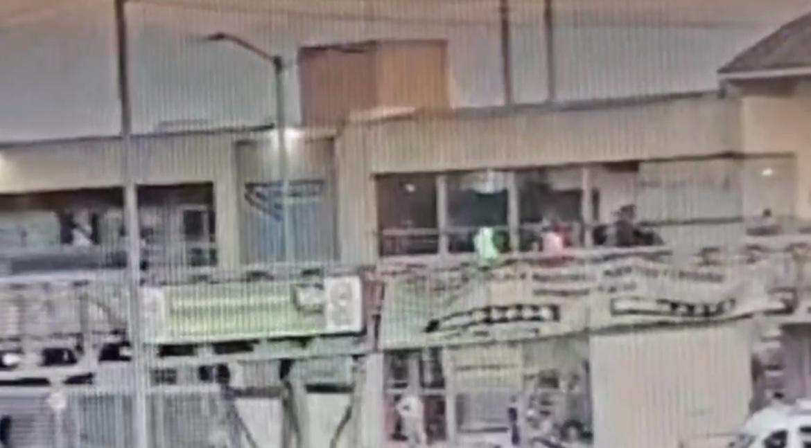 Policía evitó que una mujer se lanzara de un puente peatonal en la Autopista Sur para quitarse la vida