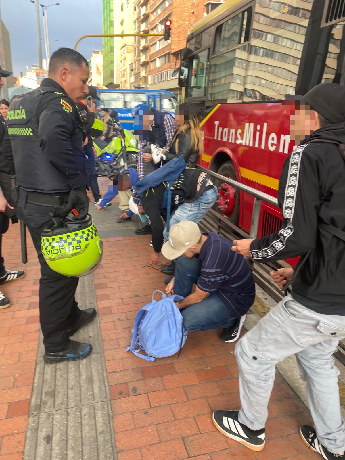 Revendedores de pasajes de TransMilenio fueron trasladados a centros de protección, tras operativos en el centro de Bogotá Revendedores de pasajes de TransMilenio fueron trasladados a centros de protección, tras operativos en el centro de Bogotá