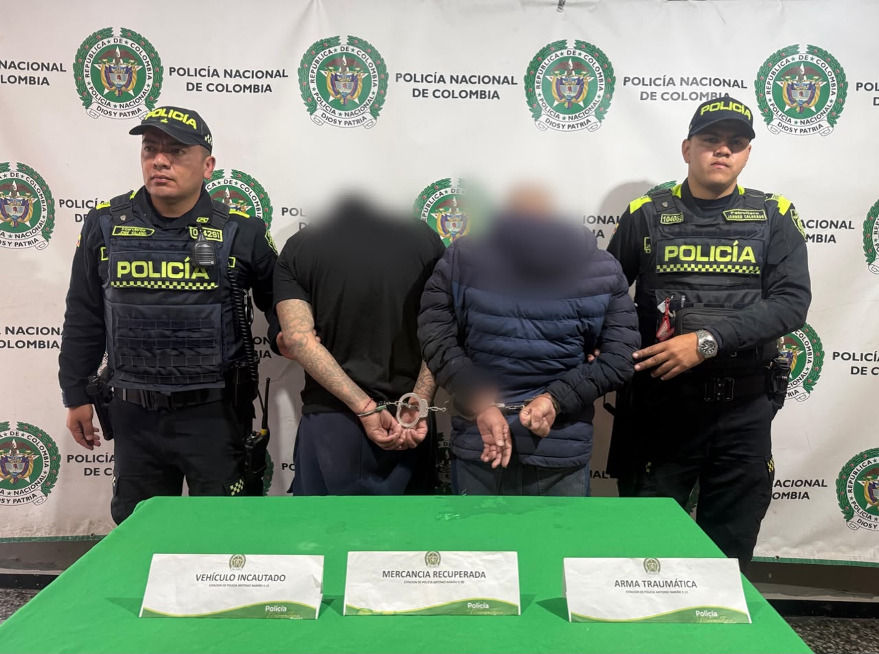 Dos hombres capturados junto a dos policías