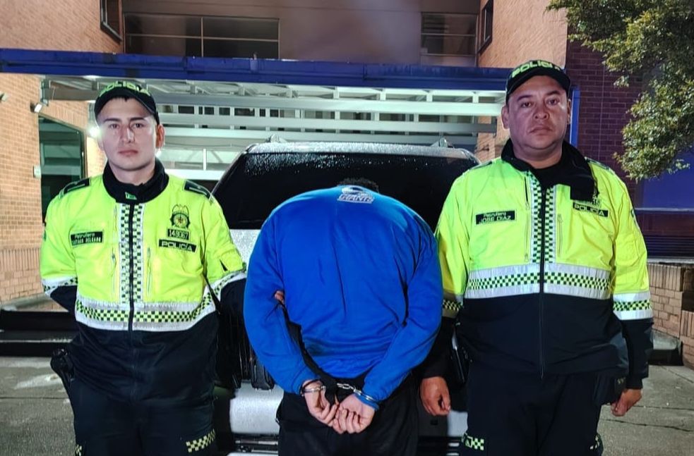 Perseguido y capturado luego de intentar robarse una camioneta y huir por el carril de TransMilenio Perseguido y capturado luego de intentar robarse una camioneta y huir por el carril de TransMilenio