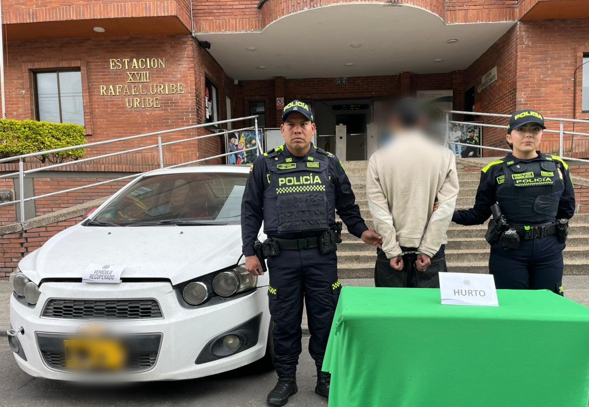 Un hombre capturado junto a dos policías y un carro
