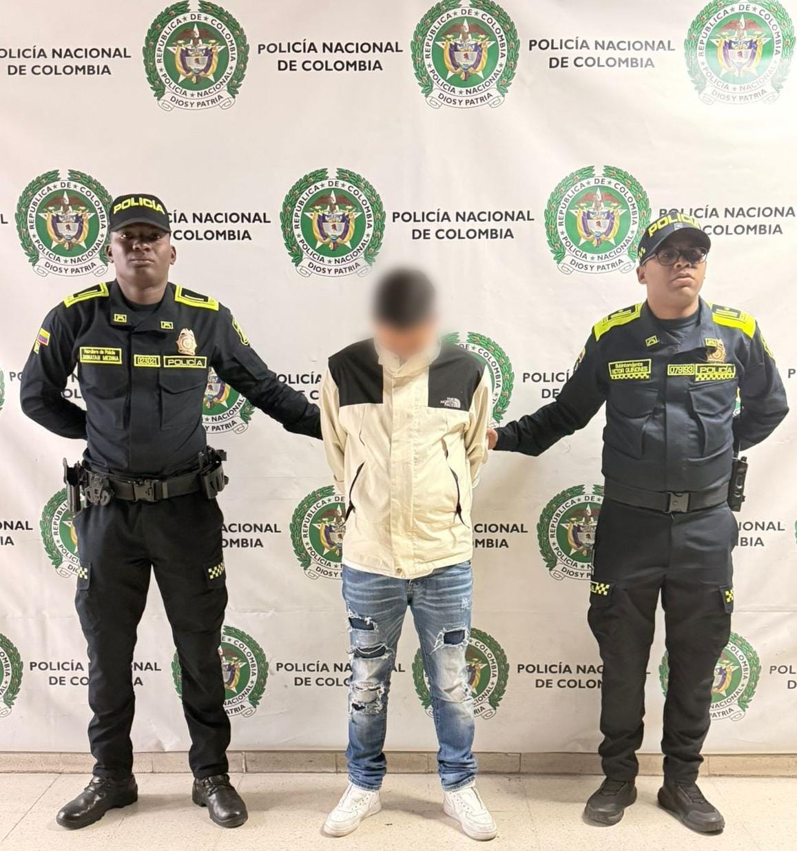 Hombre capturado junto a dos policías 