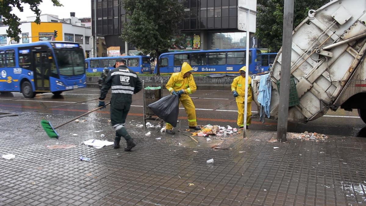 Trabajadores recogiendo la basura