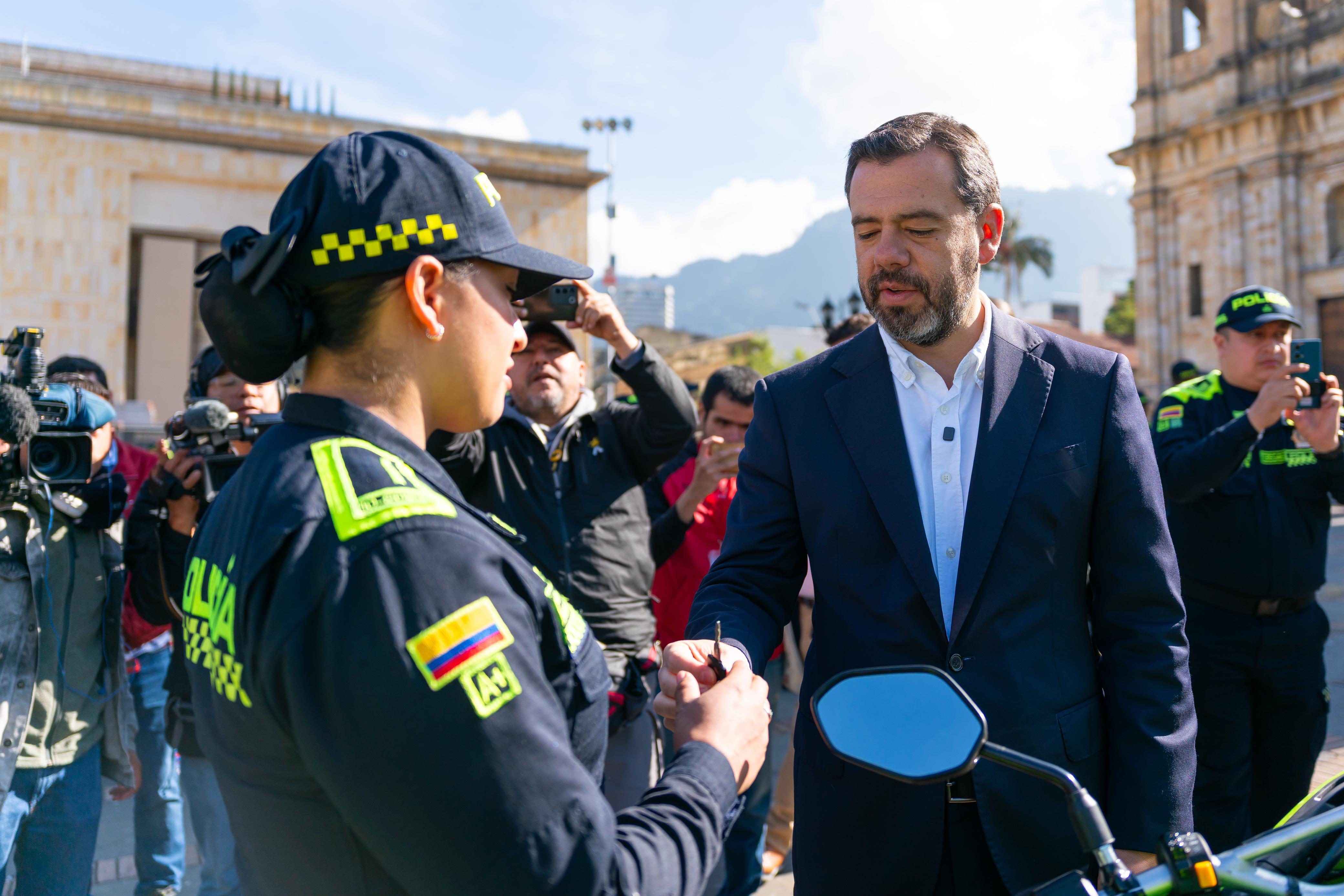 Bogotá fortalece su seguridad con la llegada de 1.004 nuevos policías, 327 motocicletas y 11 patrullas