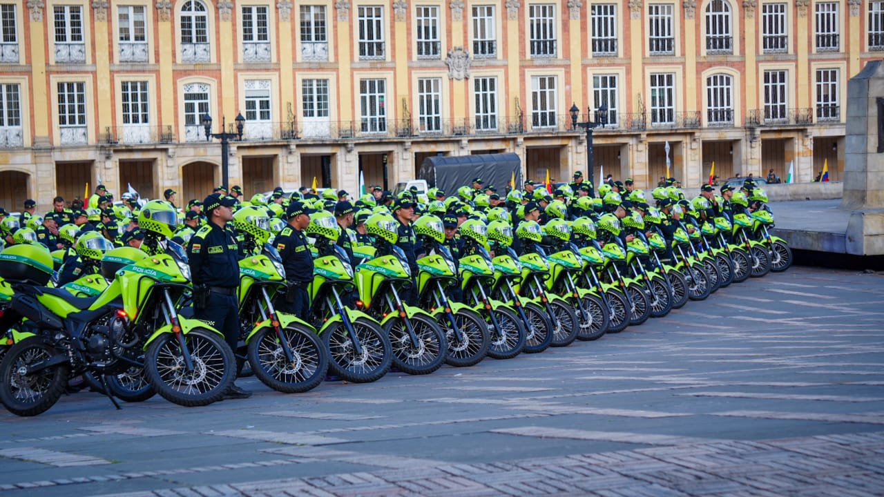 Bogotá fortalece su seguridad con la llegada de 1.004 nuevos policías, 327 motocicletas y 11 patrullas