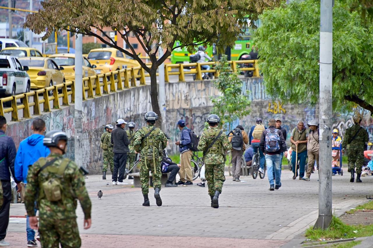 Intervención al espacio público en Tercer Milenio y puente de Bicentenario dejó varios cambuches desmontados y seis toneladas de residuos retiradas Varias personas caminando por una calle