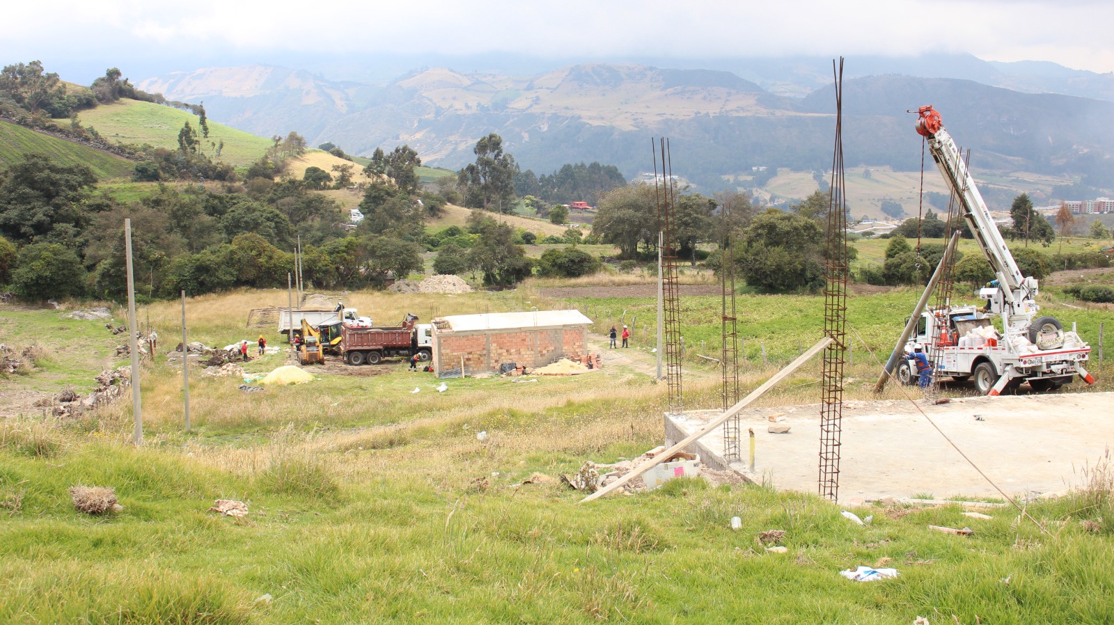 Terreno con cimientos y una grua  