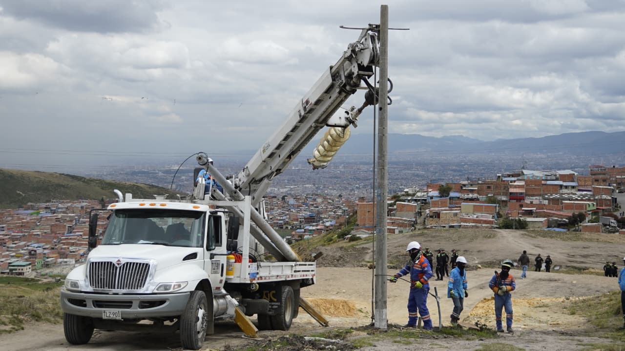 Golpe a 'tierreros' en Ciudad Bolívar: desmontada red eléctrica ilegal instalada en la vereda Quiba Baja