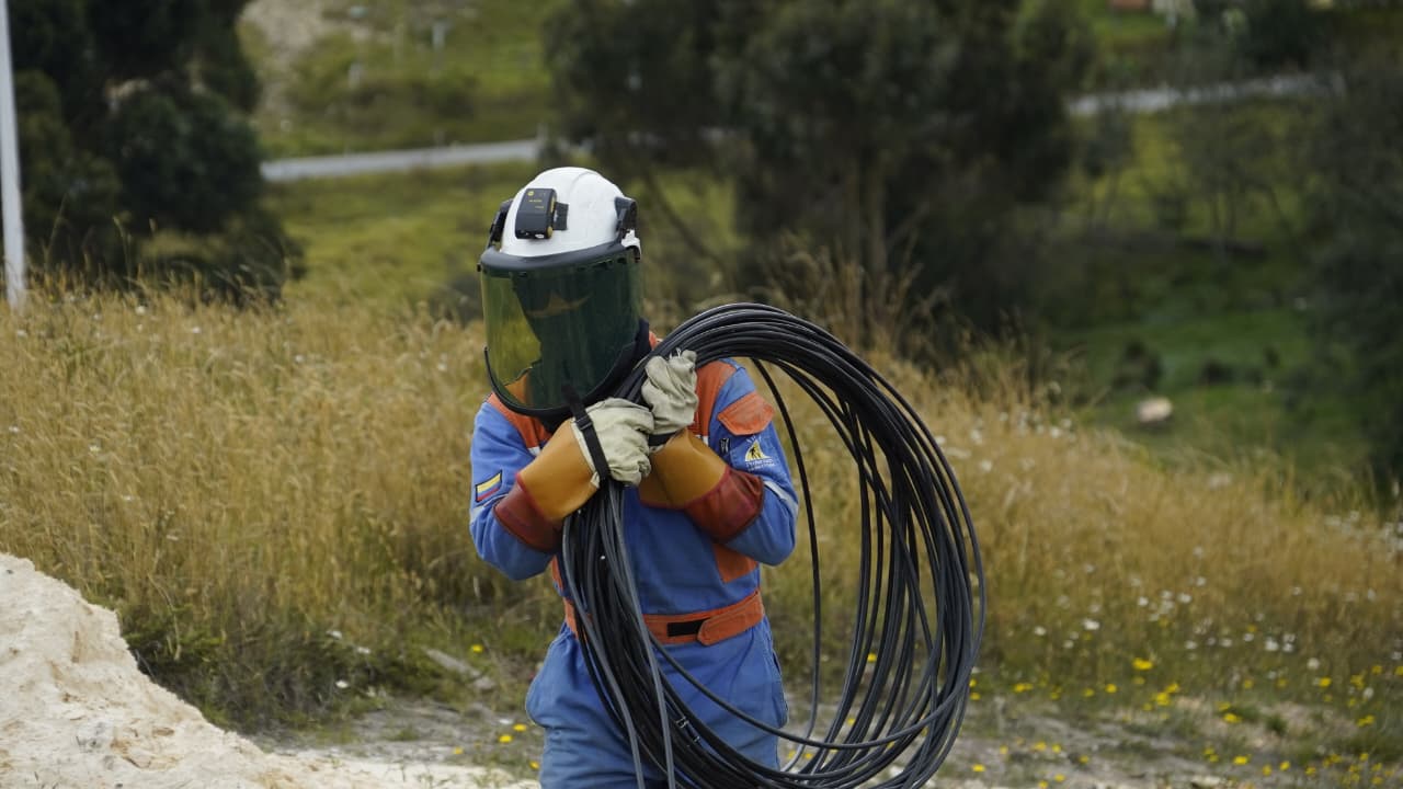 Golpe a 'tierreros' en Ciudad Bolívar: desmontada red eléctrica ilegal instalada en la vereda Quiba Baja