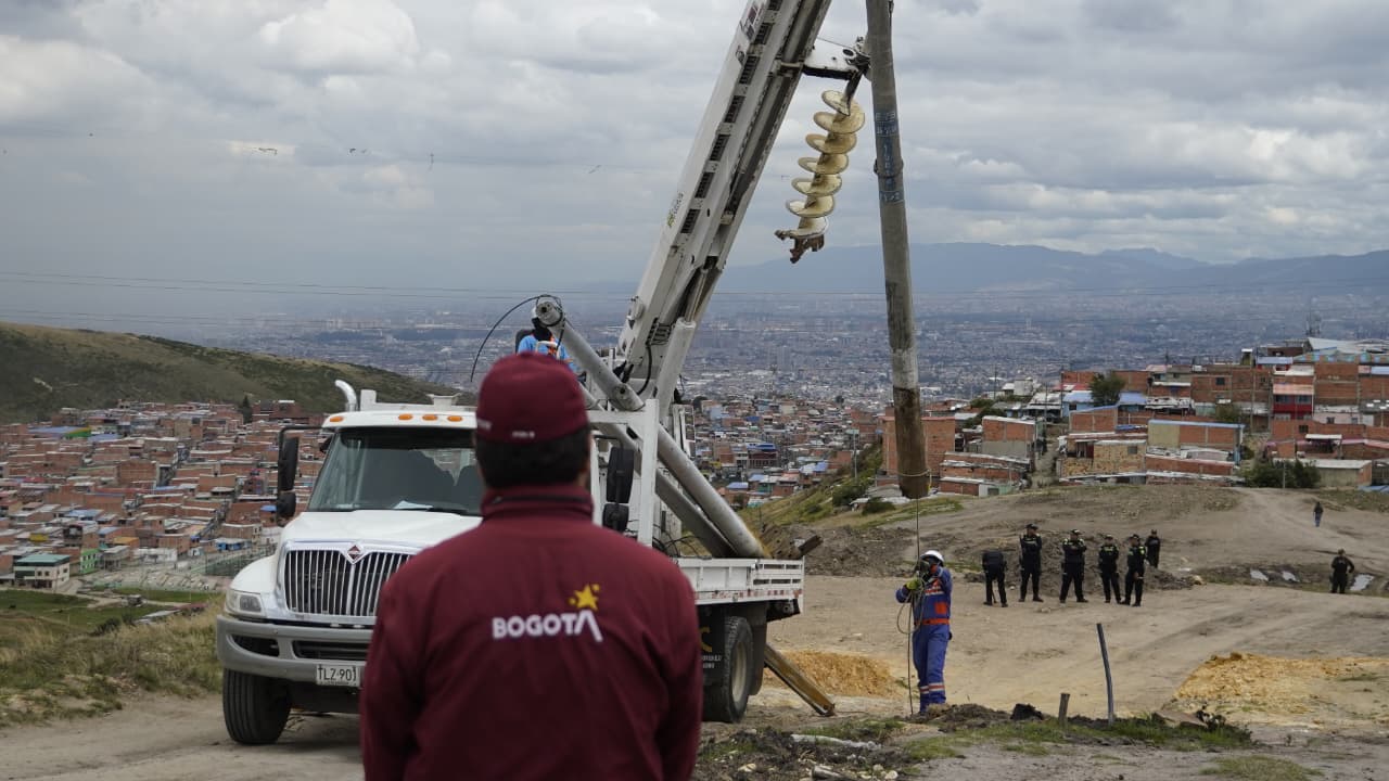 Golpe a 'tierreros' en Ciudad Bolívar: desmontada red eléctrica ilegal instalada en la vereda Quiba Baja