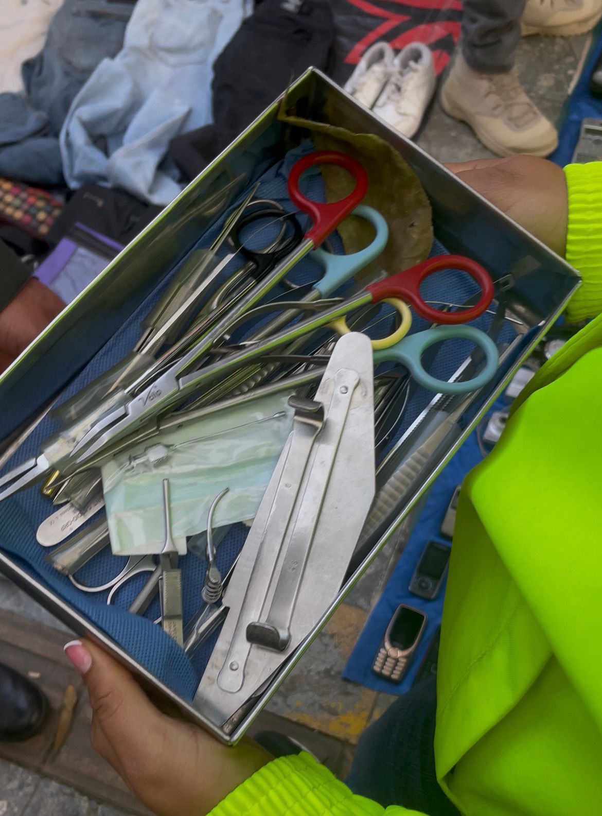 Desmontada venta ilegal de instrumentos quirúrgicos usados en pleno espacio público en la Carrera Séptima