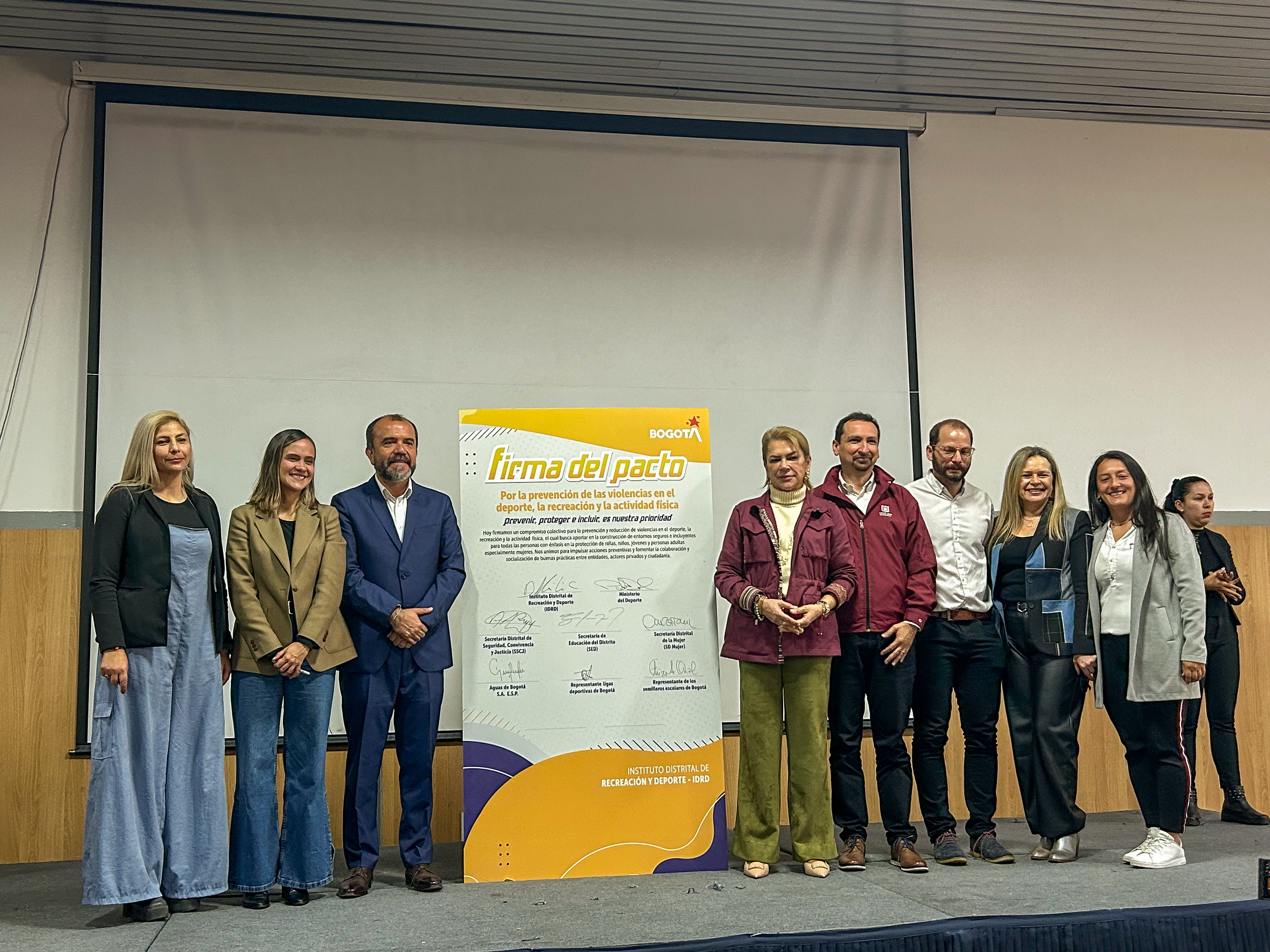 Distrito y Gobierno nacional firman pacto para prevenir violencia contra las mujeres en escenarios deportivos y parques de Bogotá