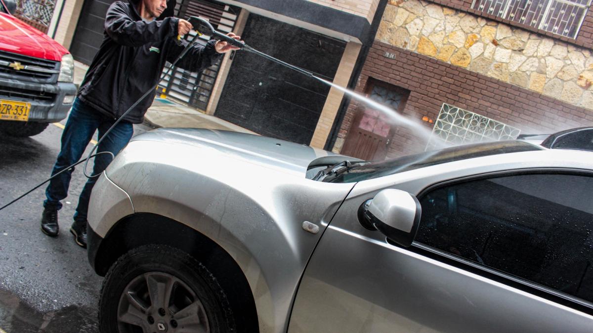 Persona que lave carro en la calle puede ser multado.