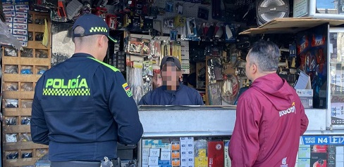 Funcionarios socializando el delito de receptación.