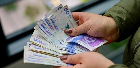 Ciudadano contando dinero