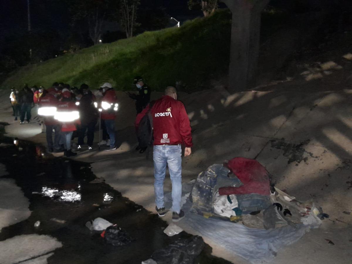 Funcionarios inspeccionando el canal Los Comuneros.