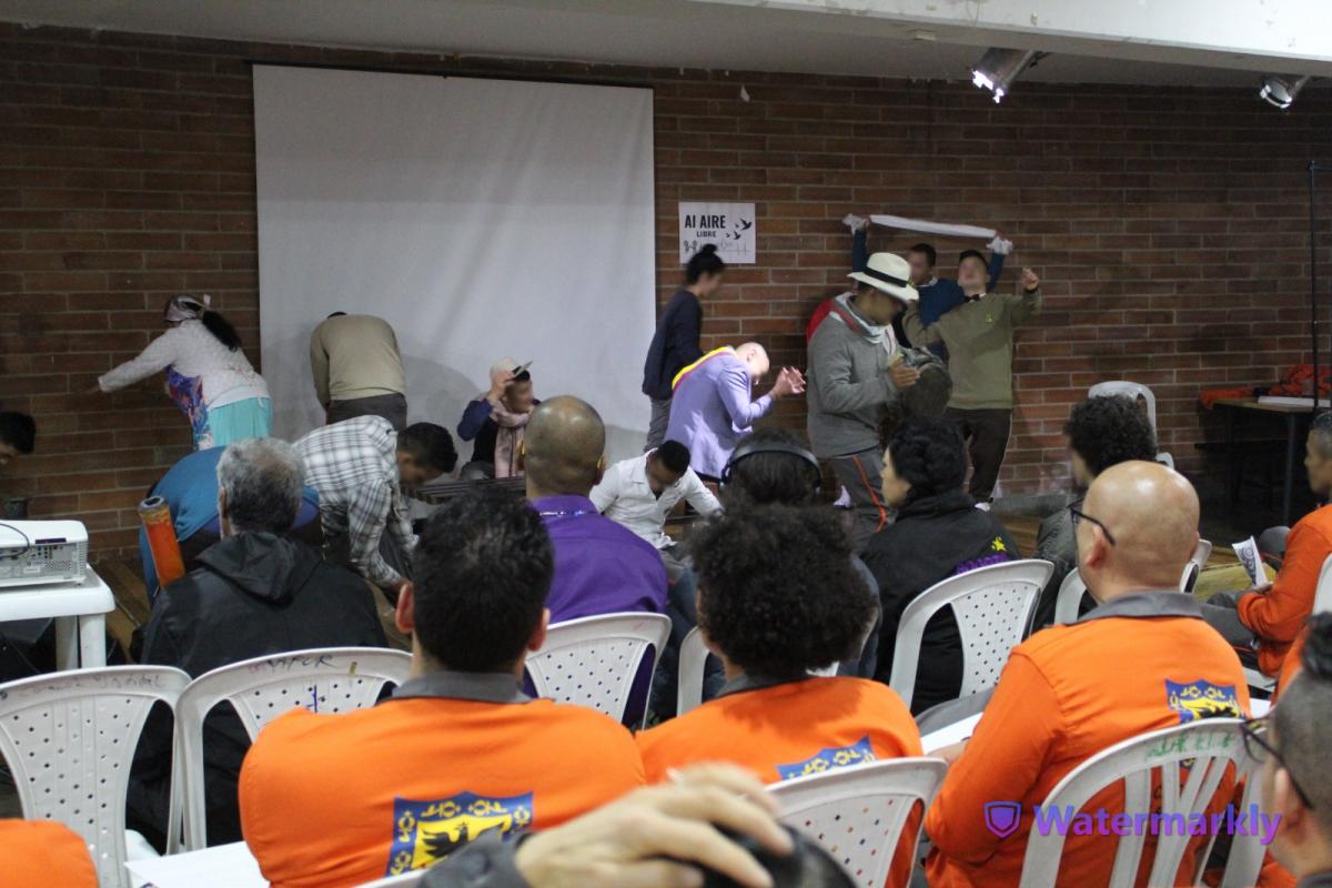 Asistentes disfrutando de una actividad en la Cárcel Distrital